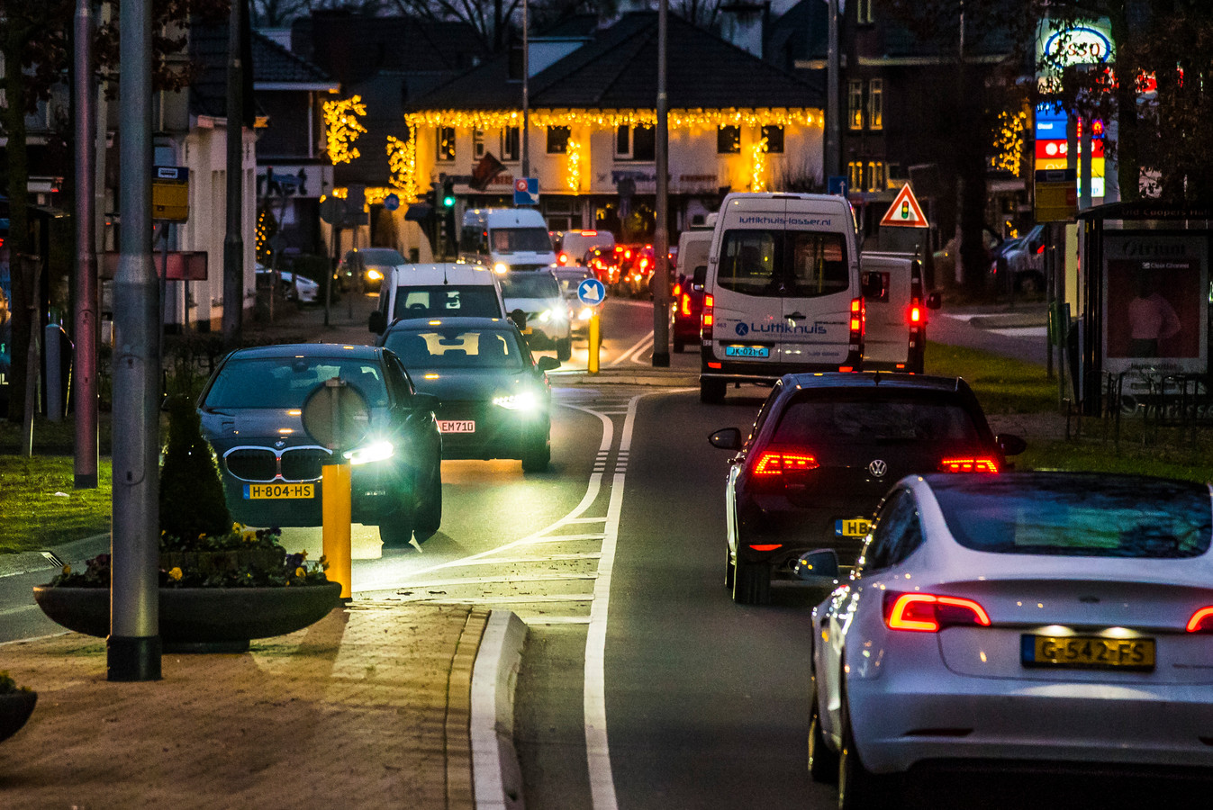 Hartje Zenderen tijdens de spits. Dat moet de Vloedbeltverbinding straks oplossen, maar in de gemeente Almelo zijn ze daar allerminst zeker van.