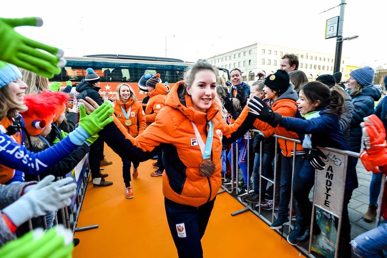 Lara van Ruijven (voor) en Carlijn Achtereekte (achter) komen aan bij de huldiging van de olympische sporters na de Winterspelen van Pyeongchang, 2018. Beeld ANP