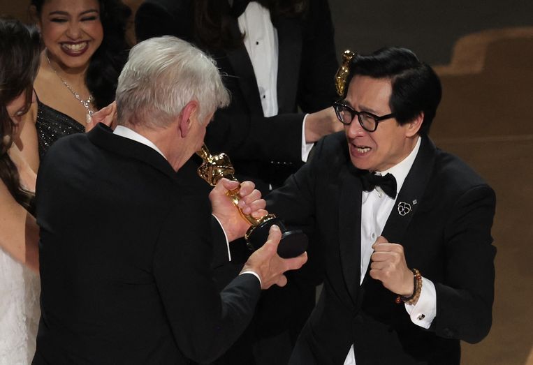 Acteur Ke Huy Quan ontvangt de Oscar voor beste film van acteur Harrison Ford. Beeld REUTERS