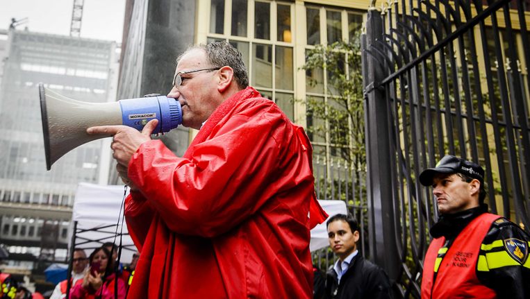 FNV-voorman Heerts in september vorig jaar bij actievoerende agenten in Den haag. Beeld anp