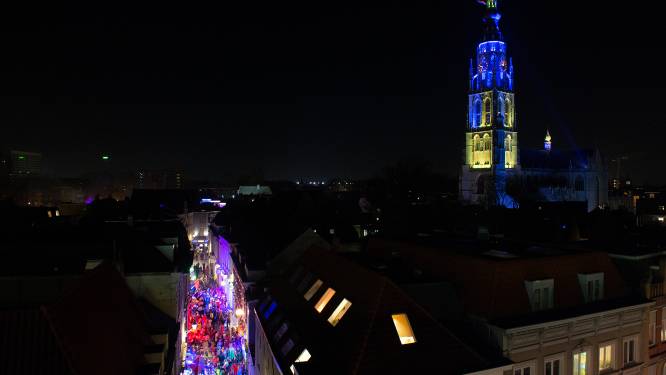 Foto van geel-blauw verlichte Grote Kerk tijdens carnaval maakt kans op Zilveren Camera