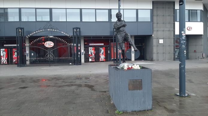 Bloemen bij het beeld van Van der Kuijlen voor het Philips Stadion.