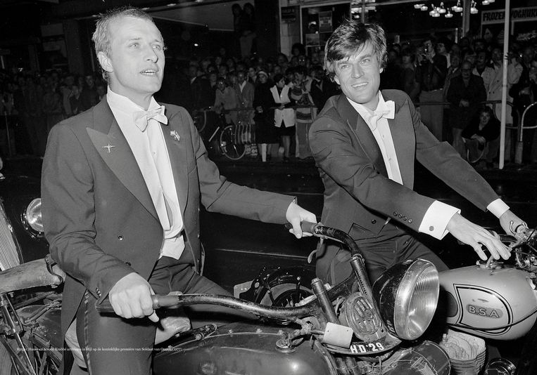 Rutger Hauer en Jeroen Krabbé arriveren in stijl op de koninklijke première van Soldaat van Oranje (1977). Beeld ANP