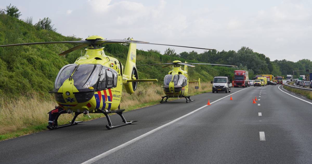 Ongeval tussen twee vrachtwagens op A50: lange kijkersfile.