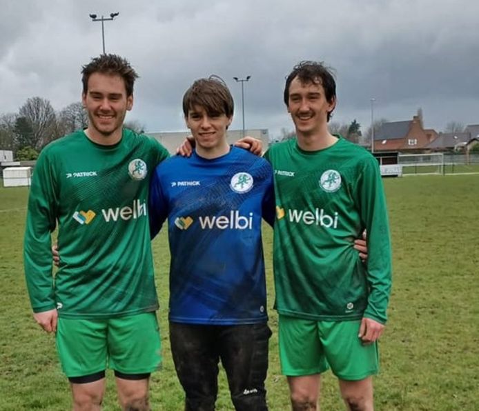 Drie broers aan de aftrap tegen RC Harelbeke B: v.l.n.r. Lothar, Jonas en Pär Van der Meersch.