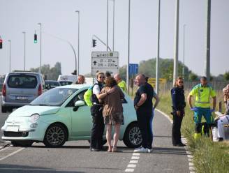 Dame draait plots met BMW op de Rijksweg, andere bestuurster kan botsing niet vermijden
