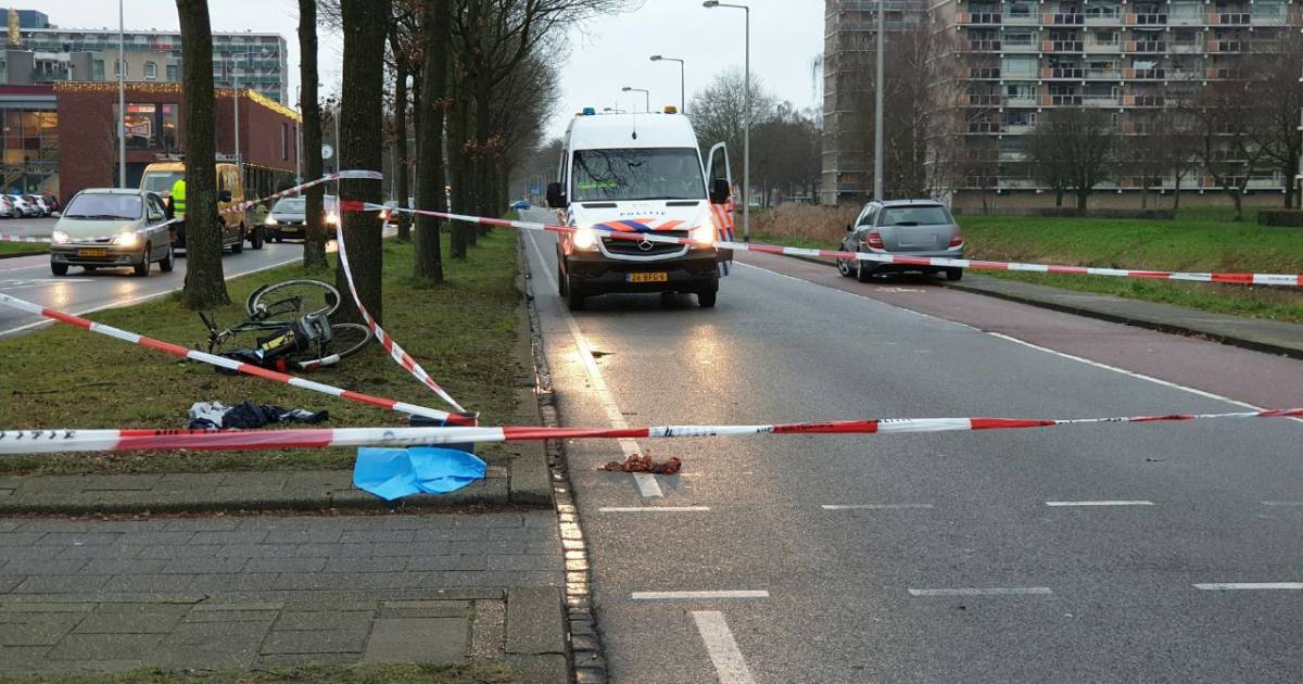 Fietser ernstig gewond bij aanrijding met auto in Enschede.