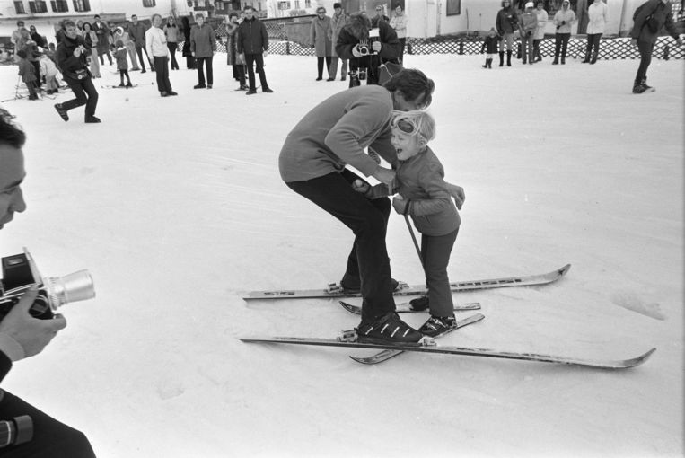 5 maart 1972: Claus leert Willem-Alexander skiën, maar valt zelf. Beeld Nationaal Archief