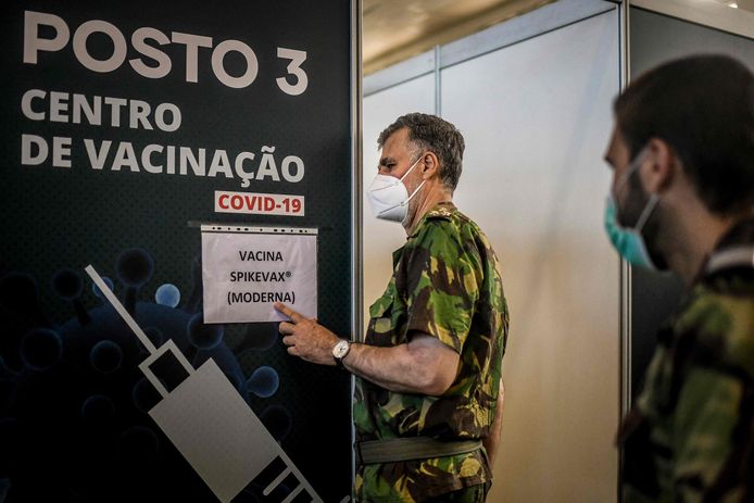 Vice-admiraal Henrique Gouveia e Melo bezoekt een vaccinatiecentrum in Lissabon.