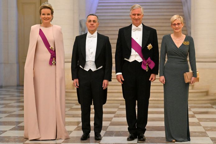 De officiële foto voor het staatsdiner. (V.l.n.r.) koningin Mathilde, president Ignazio Cassis, koning Filip en presidentsvrouw Paola Rodoni Cassis.