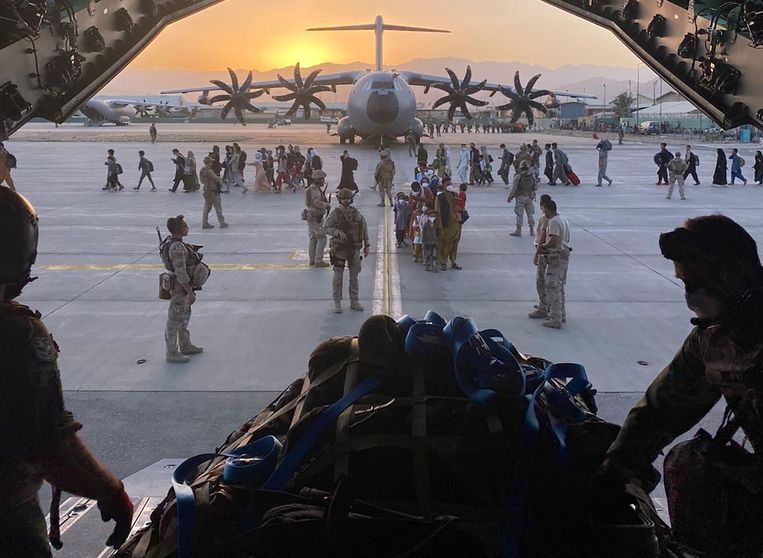 Spaanse militaire toestellen maken zich op voor vertrek uit Kaboel.  Beeld REUTERS