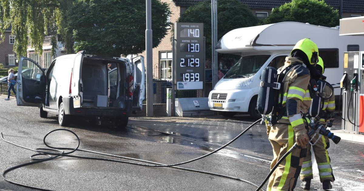 Auto vliegt in brand vlak bij benzinepomp in Nederhemert Zaltbommel