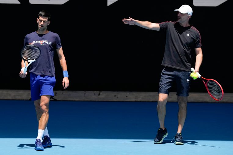 Novak Djokovic traint 'gewoon' in de Margaret Court Arena, met rechts zijn coach Goran Ivanisevic. Beeld AP