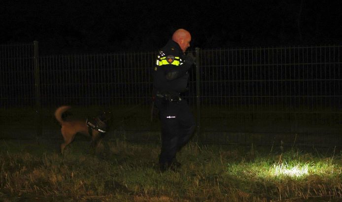 Politie rijdt auto klem in Helvoirt, heli zoekt drie vluchtende inzittenden
