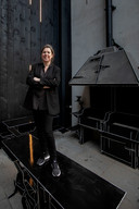 Annemoon Geurts op de buitenkeuken die Joos van Bleiswijk voor Kazerne, Home of Design ontwierp.