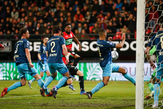 Adil Auassar krijgt de bal tegen zijn arm, maar NEC krijgt geen strafschop.