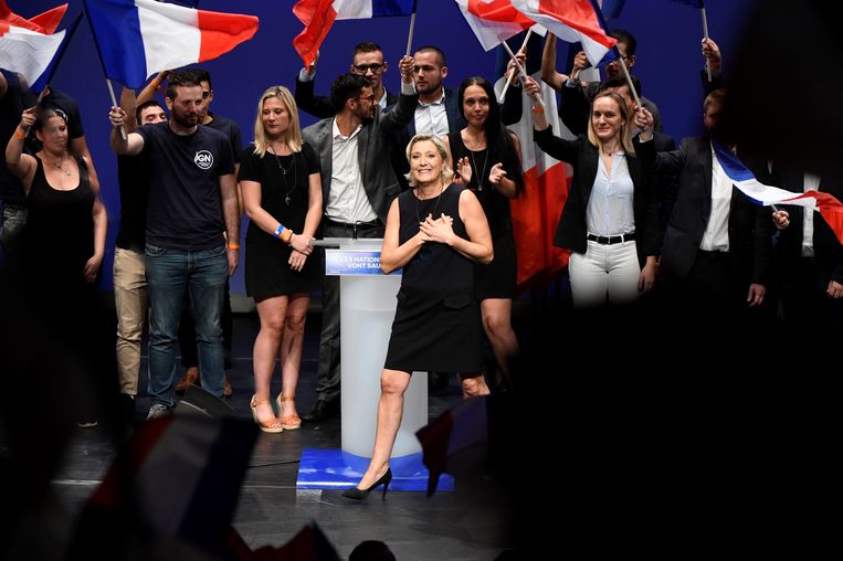 Marine Le Pen van het radicaal-rechtse Rassemblement National, het vroegere Front National, dankt haar aanhangers. Wordt zij president in 2022?  Beeld AFP