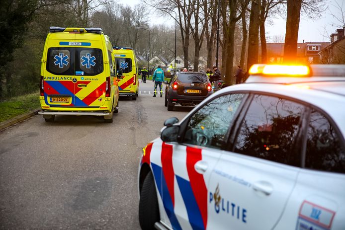 Hulpdiensten reageren massaal op een ernstig scooterongeluk in Apeldoorn.