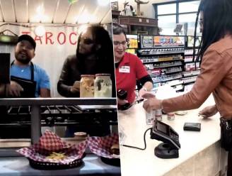KIJK. Zanger Lenny Kravitz helpt mee burgers bakken in eetkraampje in Mexico