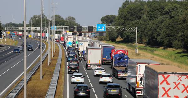 21 kilometer file tussen Apeldoorn en Deventer door ongeluk en wegwerkzaamheden.