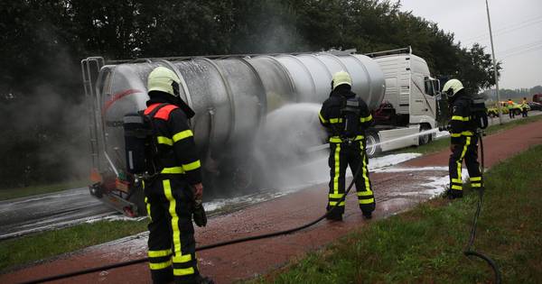 Melktrailer in brand op Plantagebaan