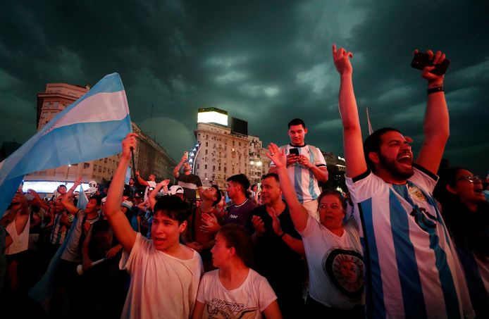Feestvierende Argentijnen bij de Obelisco in Buenos Aires.
