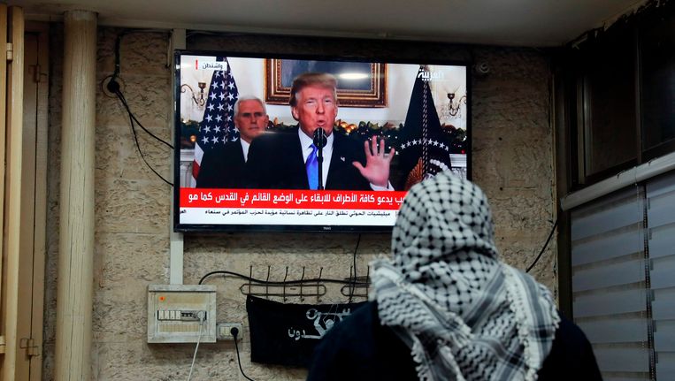Een Palestijnse man kijkt naar de toespraak van Trump in een café in Jeruzalem. Beeld afp