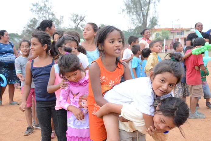 Vrouwen en kinderen nemen deel aan de 'Migrant Viacrucis' door Mexico.