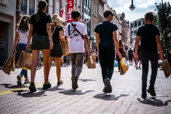 Winkelend publiek in de binnenstad van Eindhoven. Zodra de lockdownmaatregelen werden versoepeld, begonnen de consumenten weer geld uit te geven, waardoor de economie zich veel sneller herstelde dan verwacht.