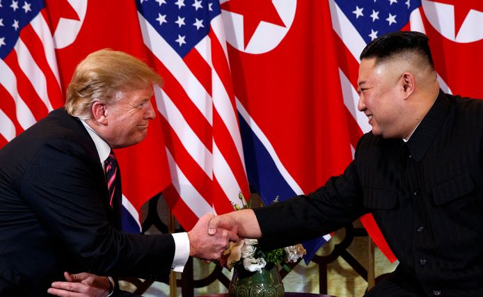 Woensdag schudden Trump en Kim Jong-un elkaar nog de hand, gisteren kwam abrupt een einde aan de topontmoeting. Volgens de Amerikaanse president wil Noord-Korea af van alle sancties, een eis die de VS niet zien zitten.