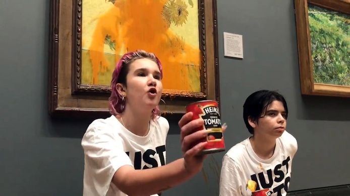 Phoebe Plummer (21) en Anna Holland (20) gooiden tomatensoep over ‘Zonnebloemen’ van Vincent van Gogh als protest tegen fossiele brandstof.