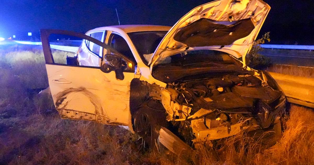 Auto slaat over de kop na aanrijding met busje op A67 bij Helenaveen