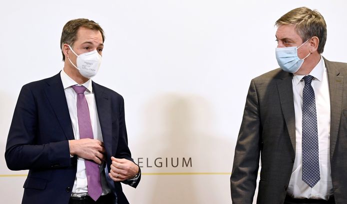 Premier Alexander De Croo en Vlaams minister-president Jan Jambon tijdens de persconferentie na het vorige Overlegcomité.