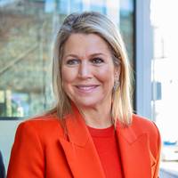 Máxima steelt de show in een knalrood broekpak