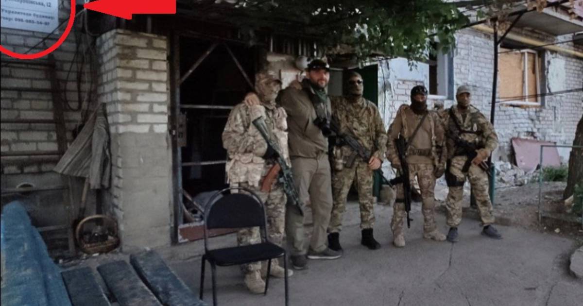 Украина уничтожила секретный штаб российских военизированных формирований, сфотографировавшись с названием улицы |  Война Украина и Россия