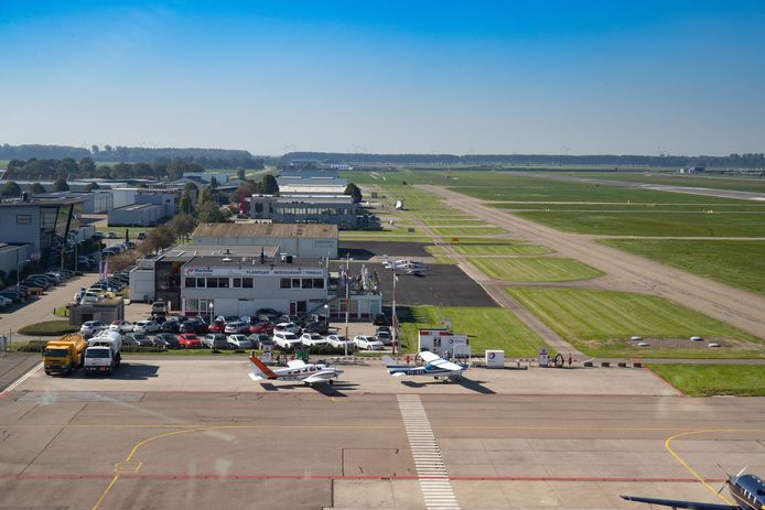 Lelystad Airport, gezien vanuit de verkeerstoren.