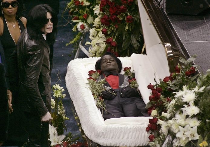Wijlen Michael Jackson woonde op 30 december 2006 de uitvaart van James Brown bij in Augusta (Georgia). Zijn lichaam lag opgebaard in een open kist.