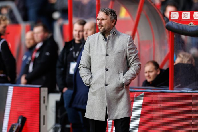 Trainer Michael Silberbauer kijkt toe langs de lijn tijdens het duel met Feyenoord, op 8 januari dit jaar.