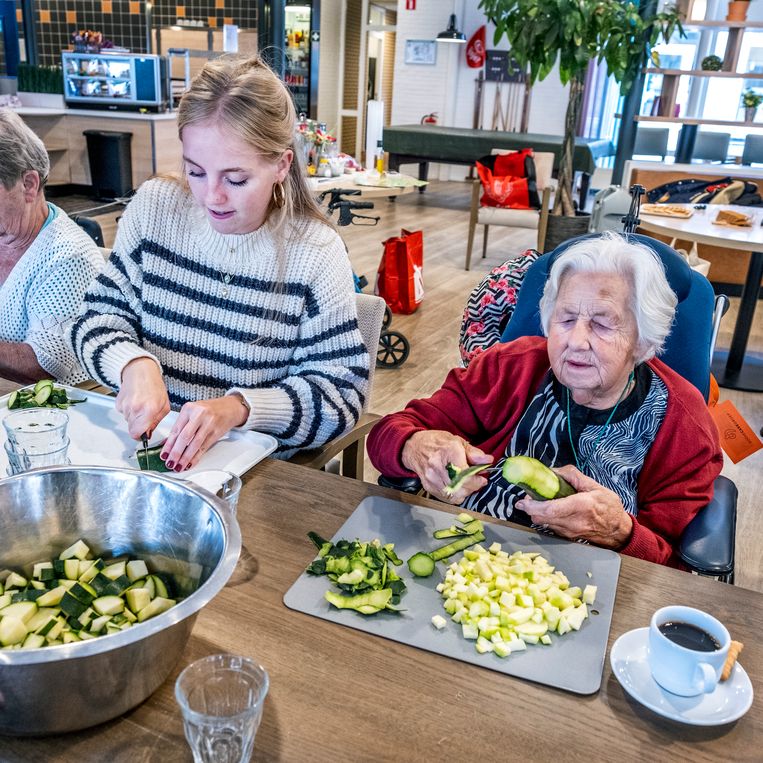 In tien steden financiert Oma’s Soep ‘kookdagen’. Die dienen om gesprekken tussen jongeren en ouderen op gang te brengen. Beeld Raymond Rutting Photography