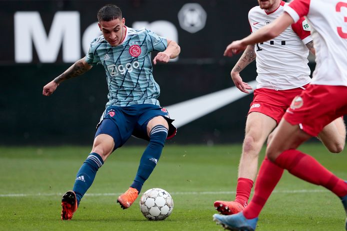 Antony in actie tegen FC Utrecht.