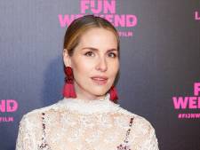 Sanne volledig in de make-up op schoolplein en Frans Duijts showt glimbolide van dochter
