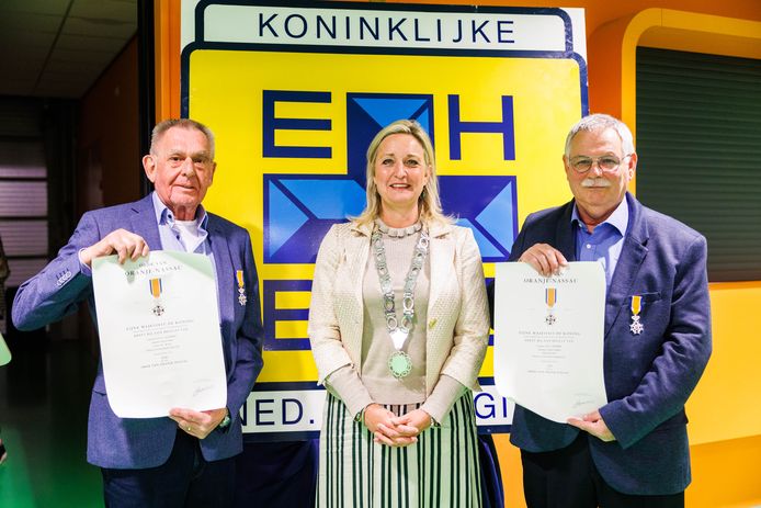 Burgemeester Sacha Ausems heeft een koninklijke onderscheiding uitgereikt aan Jos Monsieurs en Johan van de Wiel vanwege hun grote verdiensten voor de EHBO.

 reikt dhr Van de Wiel en dhr. Monsieurs een koninklijke onderscheiding uit.