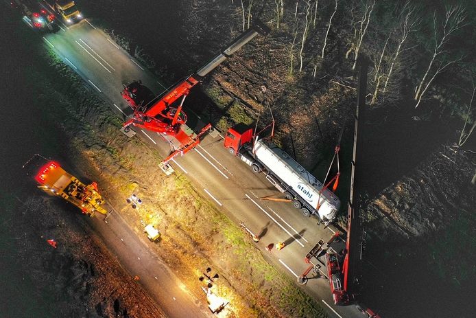 Vrachtwagen rijdt in de berm op N69 bij Eindhoven.