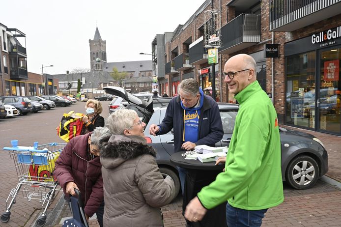 Partij Voor de Dorpen deelt flyers, sleutelhangers, schrijfblokjes en pennen uit bij de toegangen tot de beide supermarkten in Schaijk. Rechts oud-wethouder Ben Maathuis.
