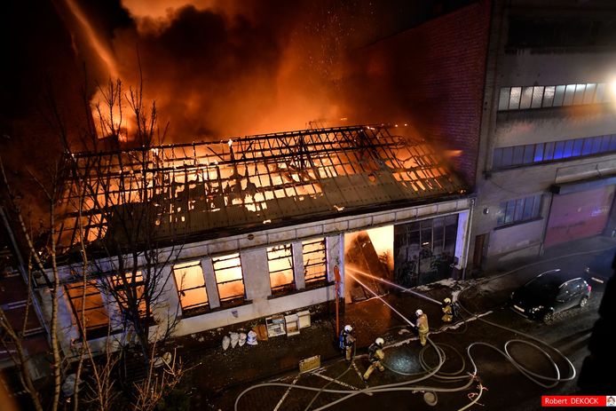 Het vuur woedde hevig in de opslagplaats in Anderlecht.