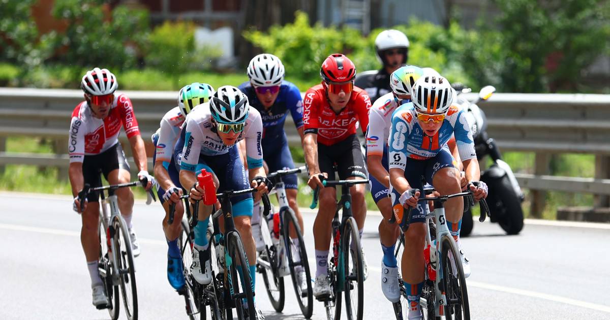 LIVE Tour de France 2024 | Nederlander mee met kopgroep in bloedhete eerste rit, Hirt breekt tanden na botsing met toeschouwer.