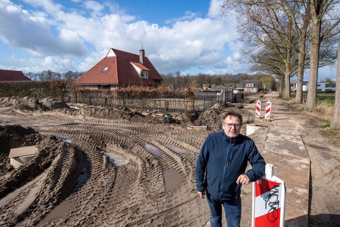 Erik Bouwhuis woont aan de witmoesdijk. De weg is al een tijd opgebroken. Zijn huis wordt omringd door opbrekingen en werkzaamheden.