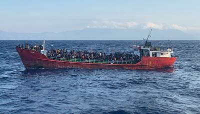 Vrachtschip met 400 migranten aan boord voor anker bij Kos