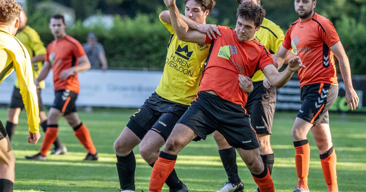Fakkels in twee clubkleuren, in plaats van gekke sfeeracties: derby tussen SSS’18 en Excellent is er