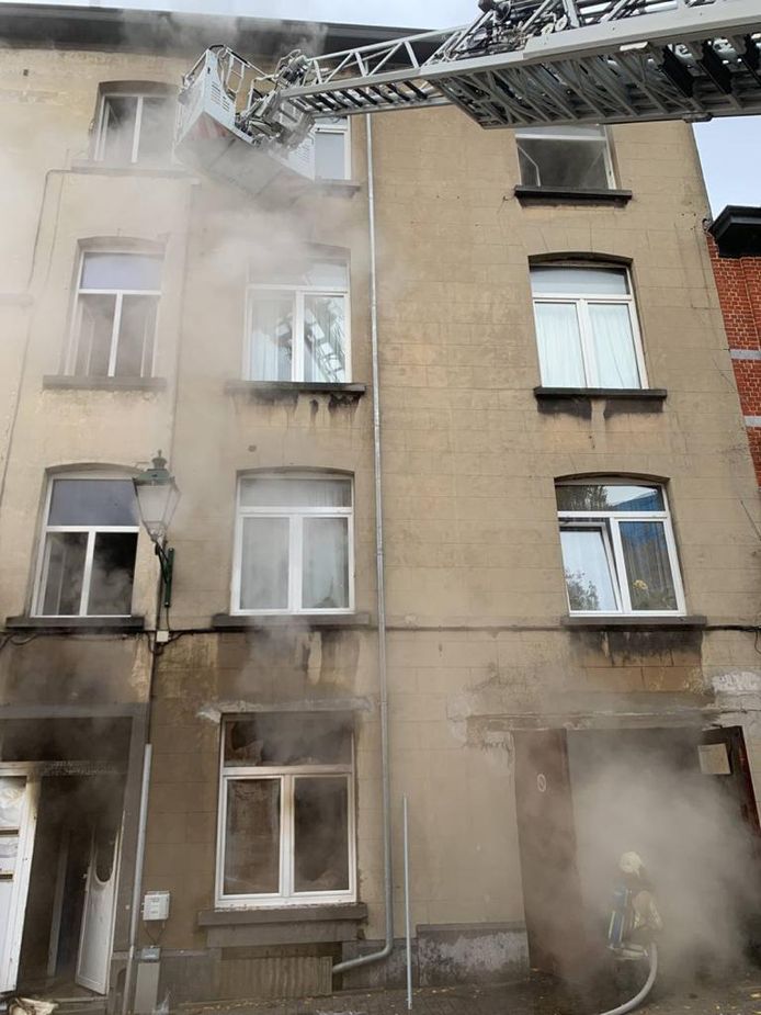 Les pompiers de Bruxelles sont intervenus, mercredi matin, dans une habitation de la rue du Croissant à Forest. Ils ont fait face à un incendie pleinement développé et extrait une personne des flammes.